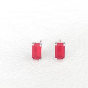 Brinco Mini Retângulo de Cristal Rubi Semijoia | Lanarée Acessórios