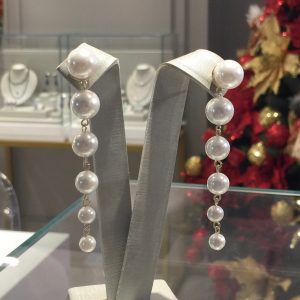 Brinco Pérolas Longo Ouro Semijoias | Lanarée Acessórios