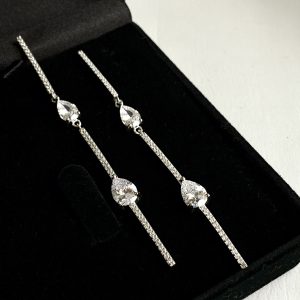 Brinco Zircônias Brancas Palito | Lanarée Acessórios