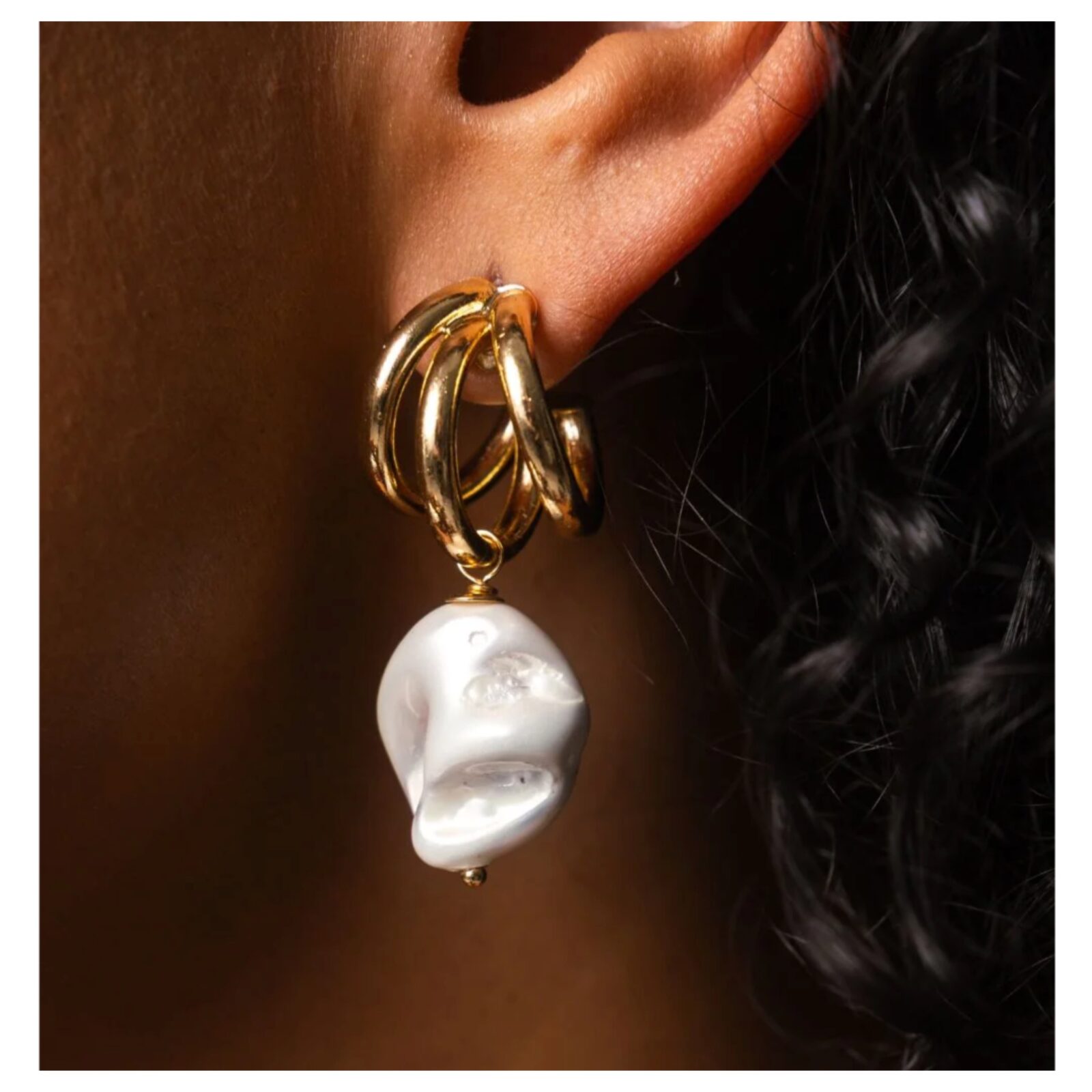 Brinco Argola Dourada com Pérola | Lanarée Acessórios